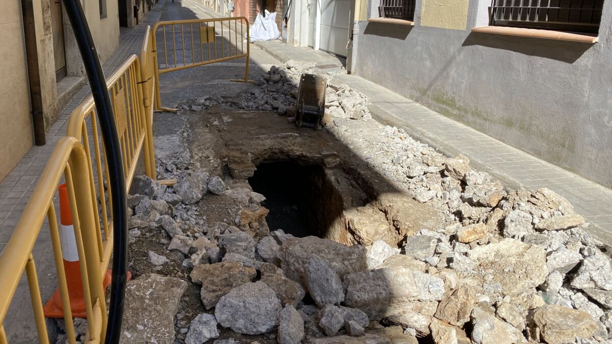 Les Obres Del Carrer Sant Antoni Posen Al Descobert Un Tram De Lantiga