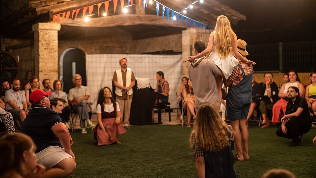 Enguany, i després d’‘El somni d’una nit d’estiu’ i ‘Al vostre gust’, l’obra escollida és ‘Molt soroll per no res’; una de les comèdies més divertides i brillants de William Shakespeare que gira al voltant de dues històries d’amor.