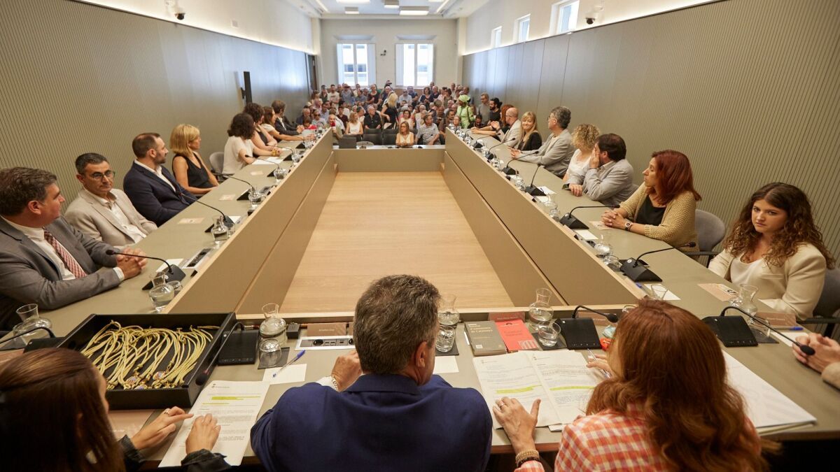 La nova sala de plens va quedar petita per l'acte de constitució de l'Ajuntament. (F: Aj de Banyoles)