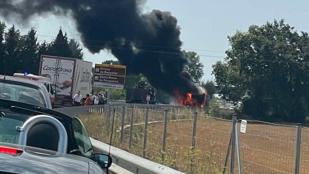 Tres dotacions dels Bombers han treballat per apagar el foc, que no ha provocat ferits. (F: Anti-Radars Garrotxa)