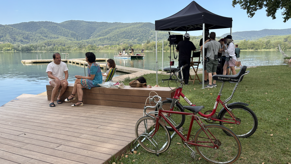 Com denota el títol, l’Estany de Banyoles té un protagonisme destacat a la pel·lícula, no només la superfície, sinó també les seves profunditats, que hi apareixen com a escenari.