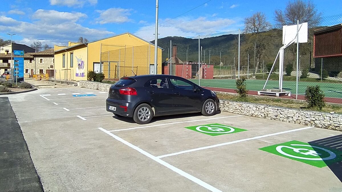 En una primera fase, ja s'ha habilitat una zona d'aparcament i de càrrega de cotxes elèctrics. (F: Ajuntament de St. Miquel de Campmajor)