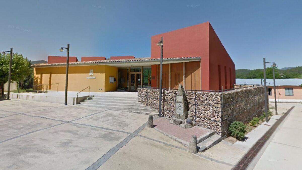 El POUM de Sant Miquel, el primer de què disposa el municipi, suposa la consolidació dels diferents nuclis, principalment la zona de serveis al voltant de l’Ajuntament.