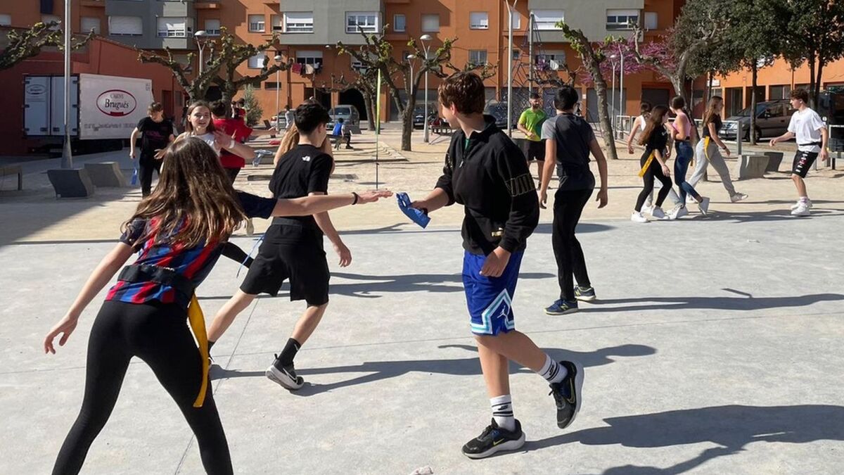 La primera de les sessions del projecte ha tingut lloc a la plaça de La Pau de La Farga. (F: Consell Comarcal)