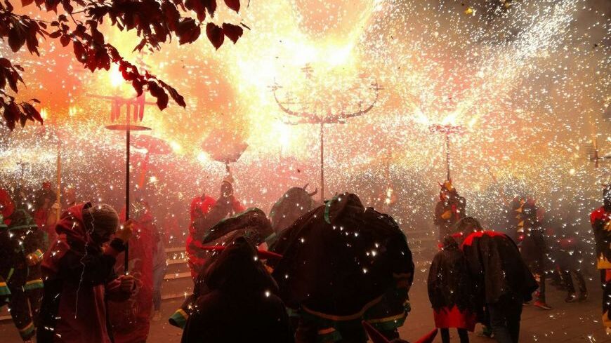 A les 22:00 h, des del carrer de la Muralla començarà el Correfoc Gran amb un recorregut pels carrers del Barri Vell que acabarà a l’aparcament de Can Castanyer.