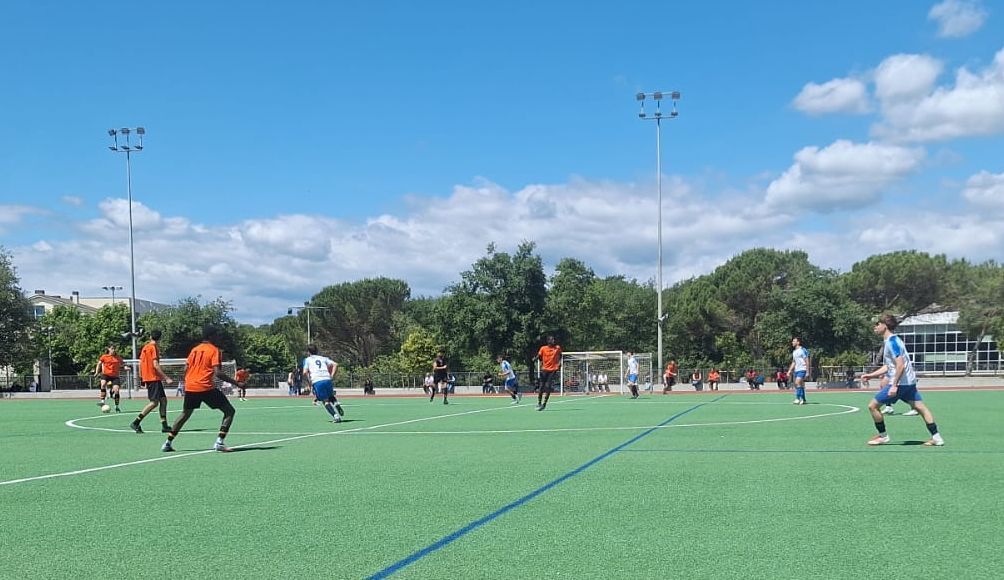 L'Atlètic no va poder remuntar l'eliminatòria al camp del Montessori-Palau. (F: @SangTaronjaBCN)